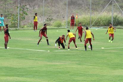 Javier Burrai (c), refuerzo para el arco canario, en la primera práctica en suelo manabita.