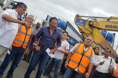 El prefecto del Guayas, Carlos Luis Morales, recorrió los galpones de la Prefectura donde están las maquinarias.