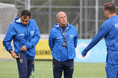 Jorge Célico (centro) tendrá la misión de llevar al equipo ecuatoriano a sus primeros Juegos Olímpicos.