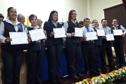 Una treintena de maestros y personal administrativo recibió reconocimientos.