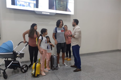 Riveros, junto a su familia, aterrizaron en el Puerto Principal alrededor de las 13:45.