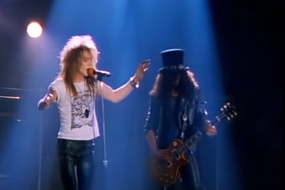 Captura de pantalla del video de "Welcome to the jungle", uno de los temas más populares de la banda de hard rock.