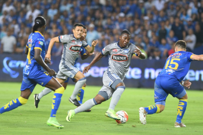 Impotencia. Fernando Giménez, de Emelec, se lamenta en el piso, ayer en el Atahualpa.