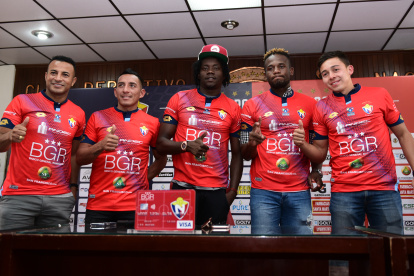 Pedro Quiñónez, Holger Matamoros, Juan Carlos Paredes, Henry Quiñónez y Nicolás Dávila fueron presentados como refuerzos de El Nacional.