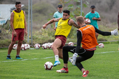 Mario Pineida, defensa del Ídolo, trata de eludir al golero Javier Burrai.
