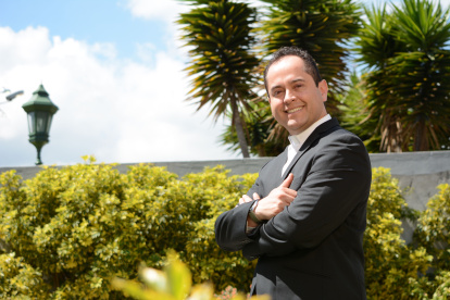 Fernando Zurita es vicario, sacerdote. Tiene 47 años.