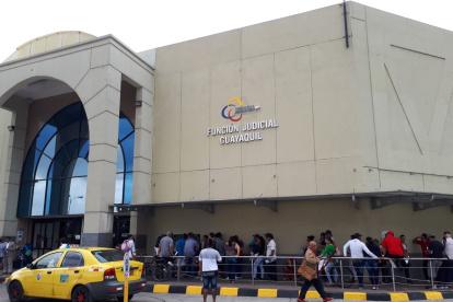Decenas de personas inmersas en procesos de Garantías Penitenciarias acudieron el jueves a la Unidad Judicial Norte 2 de Guayaquil, para cumplir disposiciones.
