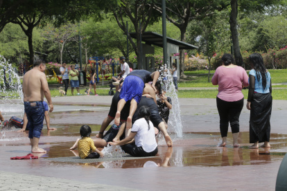 Las familias se recrean en los parques acuáticos de Guayaquil, tras un fuerte sol. 



PERIODISTA : BLANCA MONCADA 



FECHA : 29/12/2019 



Agencia (ag-extra)