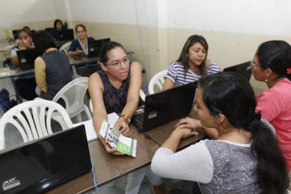 Hecho. Los años anteriores, los padres han copado los distritos y sedes educativas para la inscripción escolar.

10 DE ENERO DEL 2017 GUAYAQUIL-ECUADOR