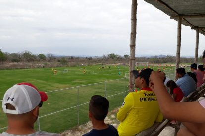 Los hinchas de Barcelona viendo el entrenamiento en el complejos de Galácticos.