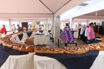 La rosca fue elaborada desde el jueves por 50 personas y mide 20 metros.