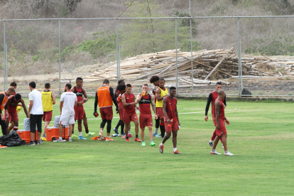 Damián Díaz (c) en una de las jornadas durante la pretemporada del Ídolo en Manta.