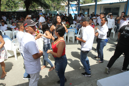 Las familias y los jóvenes en proceso de rehabilitación festejan el avance de la terapia.