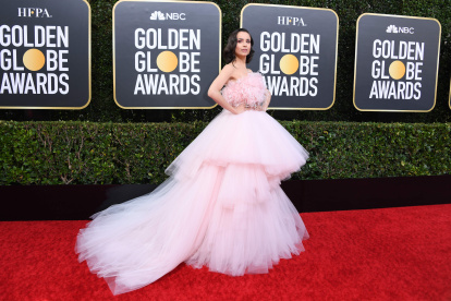 La actriz Sofia Carson durante su entrada a los Globos de Oro 2020.