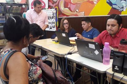 La subsecretaria de Educación de la Zona 8, Alexandra Higgins, recorrió varias sedes de inscripción.