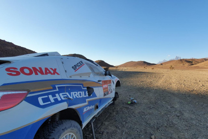 Problemas con los neumáticos tuvo el auto del piloto ecuatoriano Sebastián Guayasamín durante la segunda etapa del Dakar.