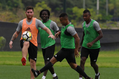 Fortaleza. Francisco Silva (c), quien firmó contrato por tres temporadas, hizo gala de su buen juego aéreo, ayer en el parque Samanes.