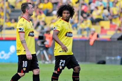Pensativo. Durante el calentamiento de sus jugadores, el estratega uruguayo paseó por la cancha alterna del Monumental solitario, cabizbajo e inspeccionando que todos los detalles estuviesen listos para una buena práctica
