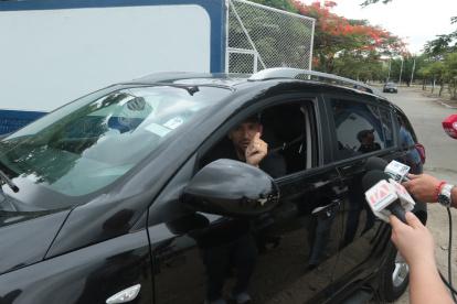 Aníbal Leguizamón saludó a los periodistas fuera del Polideportivo de Samanes.