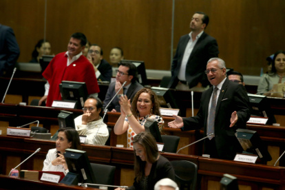 Los legisladores celebran la aprobación de las reformas al Código de la Democracia.