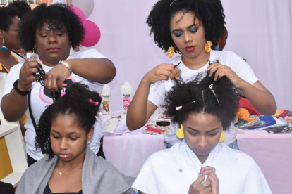 Proceso. Yulia Garzón, luego de haber realizado el corte, la prepara para aplicar el tratamiento natural.