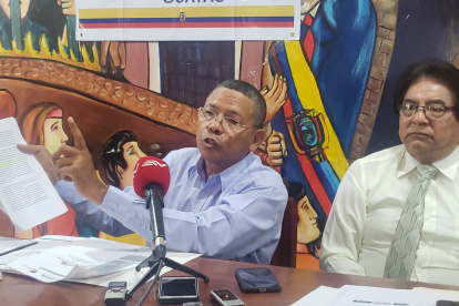 Los dirigentes Daniel Castillo y Wellington Carpio en la rueda de prensa de hoy, 7 de enero de 2020, en Guayaquil.