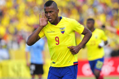 Prevención. El delantero Fidel Martínez elige sus alimentos para desayunar en la Casa de la Selección. Las opciones principales son cereales, lácteos, frutas y productos livianos.