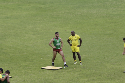 Víctor Mendoza (i) será el segundo arquero de Barcelona, que también sumará a Álvaro Preciado.