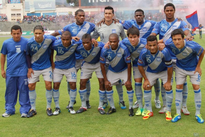 Agenda. Los azules entrenaron ayer en el polideportivo Samanes y ya en horas de la tarde viajaron a Manta para medir a Delfín