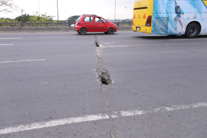 Las juntas de neopreno prácticamente han desaparecido del intercambiador de la Perimetral. Los huecos se convierten en una trampa.