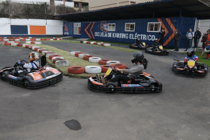 Los alumnos de la escuela de karting eléctrico ponen en práctica sus conocimientos en la pista.