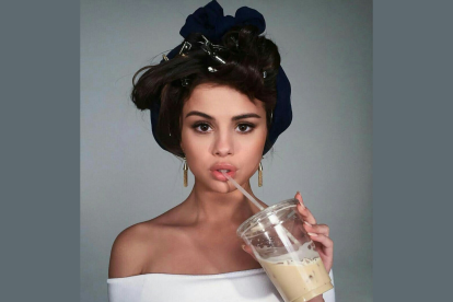 Aunque esta foto corresponde a una foto descartada para una publicidad de cabello, su café siempre estuvo presente en el backstage.