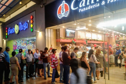 El lunes 6 de enero de 2020 se formaron largas filas en las panaderías para comprar la rosca de Reyes.