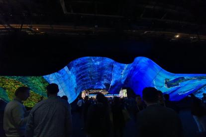 LG siempre destaca por la bienvenida de su booth. Esta vez lució cientos de sus pantallas OLED y unas cuantas flexibles para realizar proyecciones bastante realistas.