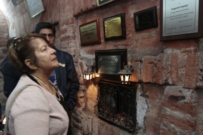 Acto. La Cofradía de los Duendes y comunicadores rindieron homenaje en su tumba.