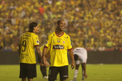 Ronaldinho junto a Ismael Blanco, en el partido amistoso ante la Universidad de San Martín.