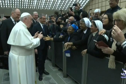 El video captó la interacción del Papa con la mujer que le pedía un beso.