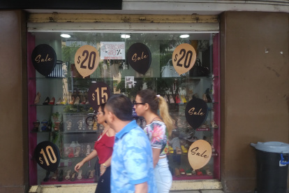 En las perchas se mantienen los descuentos para animar las ventas. En la foto un local ubicado en la avenida Olmedo, en Guayaquil.