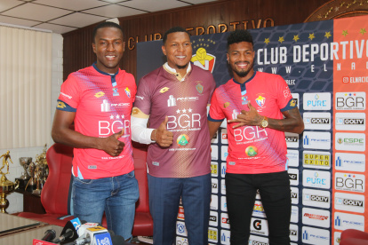 Máximo Banguera (c) fue presentado como refuerzo de El Nacional junto a Henry Cangá (i) y Felipe Mejía (d).