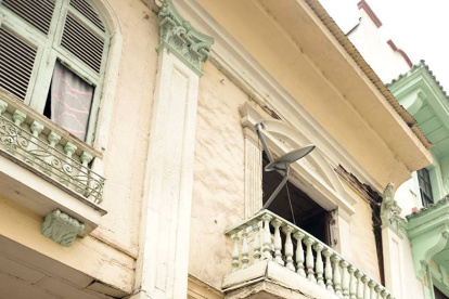 Escenario. Algunos edificios aún tienen cintas que advierten “peligro”.