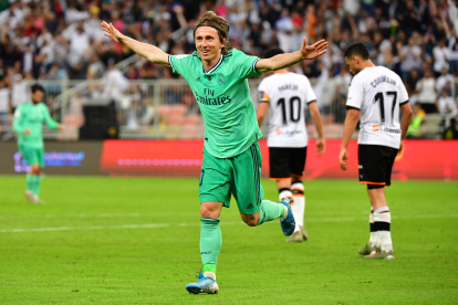 El croata Luka Modric celebra uno de los goles del Madrid ante el Valencia.
