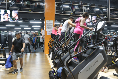Los gastos que se hacen en el gimnasio o por otras actividades deportivas como el yoga también pueden ser tomadas en cuenta para pagar menos impuesto.