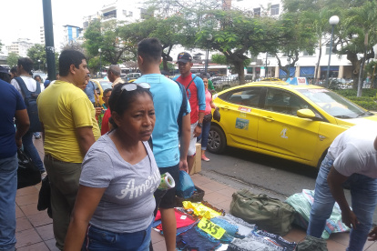Las ofertas se ven hasta en las ventas informales. En la foto la bahía de Guayaquil.