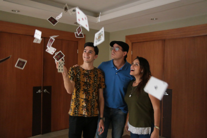 Los protagonistas. Prema Delpi, Mathew Wijatyk y Ana Passeri.