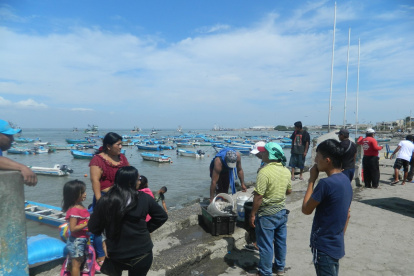 La población costera vive principalmente de la pesca.
