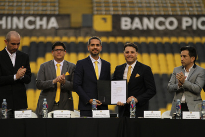 Alfaro Moreno presentó a todo su directorio en la cancha del Monumental días atrás.
