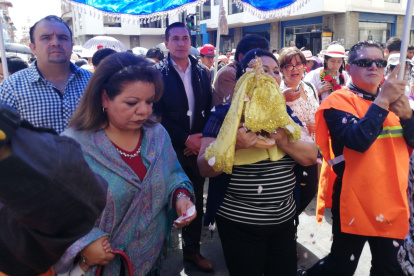 Atuendo. En una peregrinación, los fieles llevan la imagen vestida con ropa confeccionada para el evento religioso.