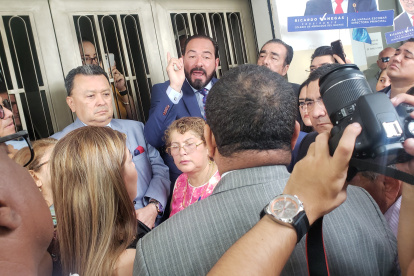 El candidato a vicepresidente del Colegio, Xavier Valverde, increpa al presidente del Colegio, Jimmy Salazar (de espalda).