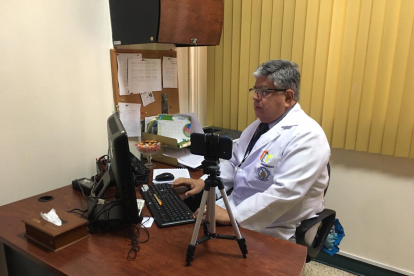 Están adecuando una habitación para hacer las videoconferencias con los pacientes.