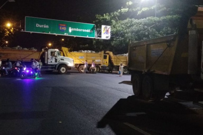 El cierre no impidió que decenas de ciudadanos decidieran atravesar el puente caminando